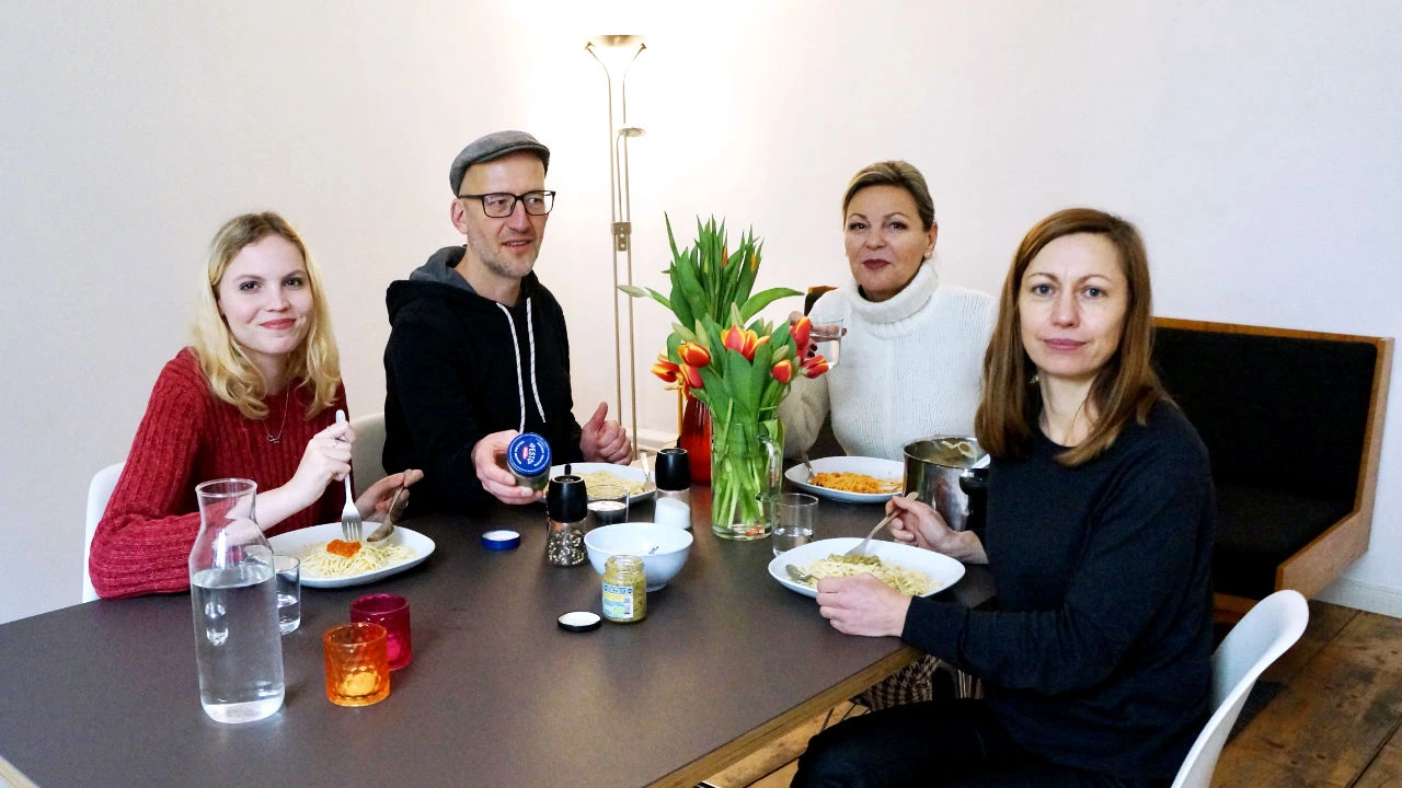 bring-together Matching für gemeinsam Wohnen Team beim Mittagessen