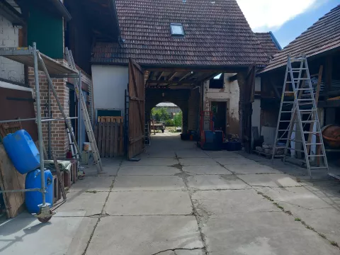 Vom Innenhof durch die Scheune in den Garten
