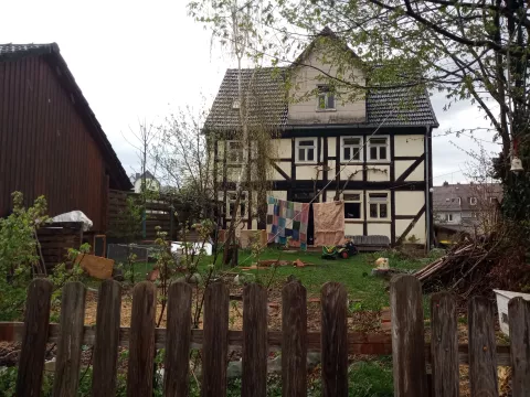 Schönes altes Fachwerkhaus bietet Wohnraum fuer Lebenskuenstler