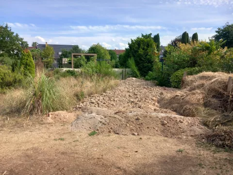 Garten mit Blick auf  die Nachbarschaft. Auch mitten im Ortskern ist genügend Platz.