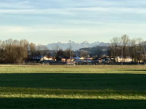 Blick in die Berge am Morgen von der Wiese gegenüber