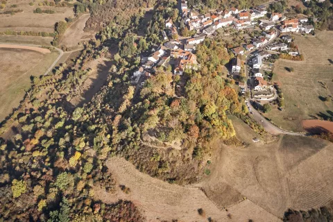 Der Burgberg mit unserem Burghof von oben