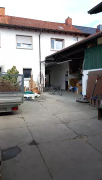 Innenhof, rechts im jetzigen grünen Anbau wird die Außentreppe mit dem Fahrstuhl entstehen.