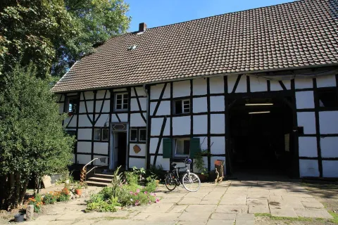 Buntes Wohn- und Gartenprojekt Hof Bergmann sucht Mitstreiter*innen!