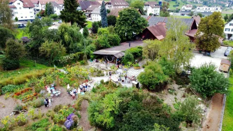 Gemeinschaftliches Leben auf dem Bauernhof im Garten Eden