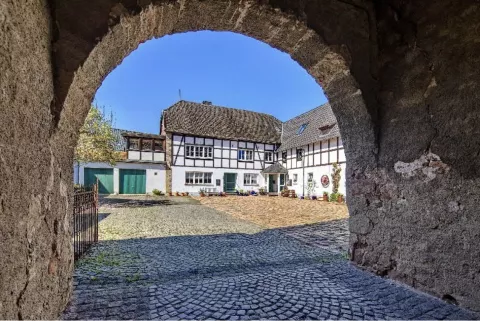 nowpow - Kultur-, Begegnungs-, Mitmach-Ort Burg Hausen in der Eifel