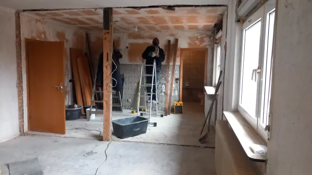 Hier entsteht eine Küche mit Wohn- und Essbereich noch mit den alten Fenstern.