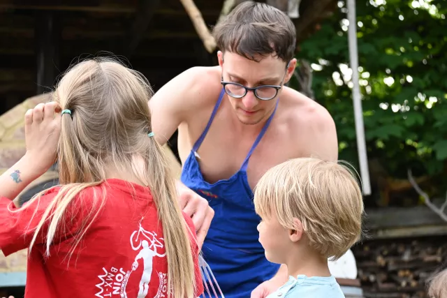 Beim Pizzabacken im Brotbackofen im Garten