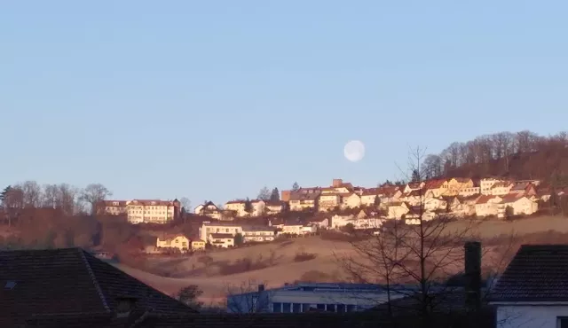 Vollmond-Wintermorgen über Stauf - mit unserem Gebäudekomplex oben links
