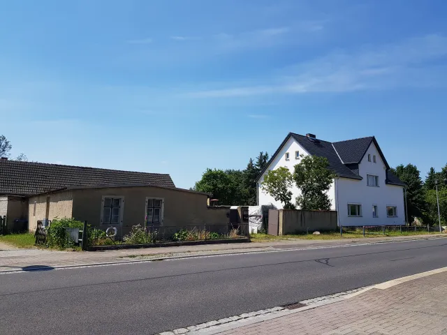 Straßenansicht mit Nebengelass