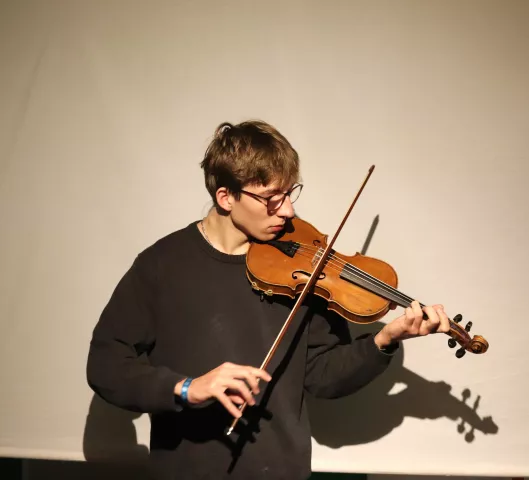 Musikpraktikant Tim an der Geige