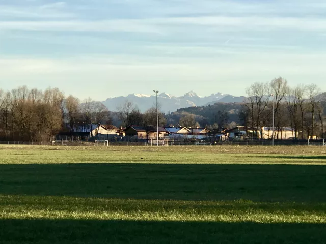 Blick in die Berge am Morgen von der Wiese gegenüber