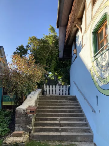 Treppenaufgang zum Garten und Hauseingang