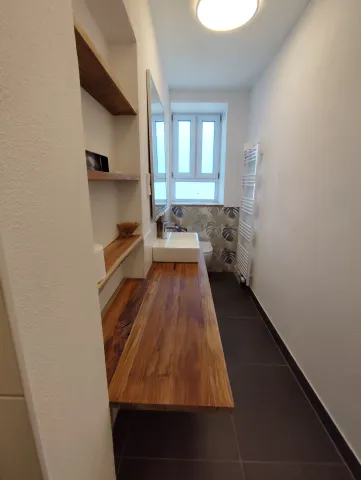 Badezimmer in Wohnung 4, Dusche ist hinter der Tür.