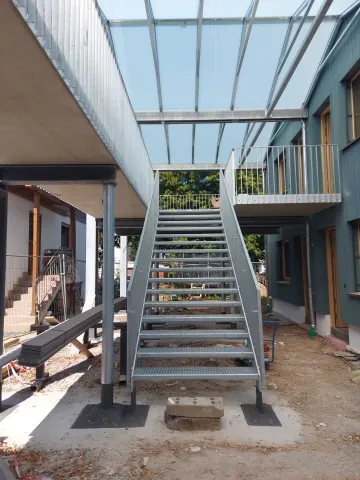 Die Treppe zur WG (und 2 anderen Wohnungen) ins 1. OG