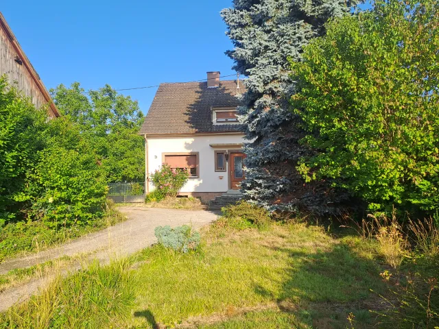 Hausansicht Vorne, Zugang zur Einliegerwohnung über Tor/Hof