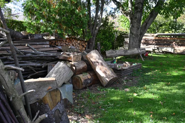 Garten mit Holzvorräten