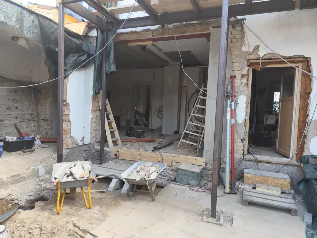 Teile des Labengangs und großes Fenster Wohnung 2