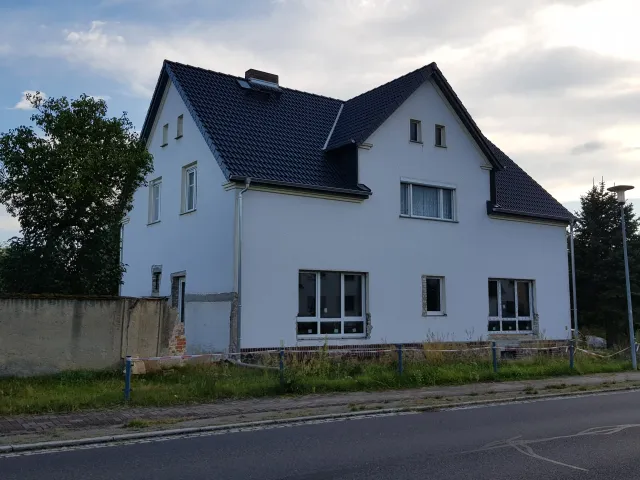 teilsaniertes Haupthaus, jetzt auch mit neuen Fenstern