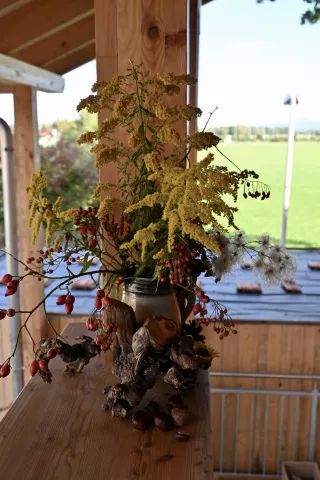 Überall Blumenschmuck und Gestecke