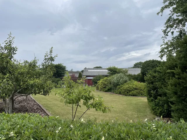 großer angelegter Garten mit Hochbeeten, Obstbäumen & Wintergarten