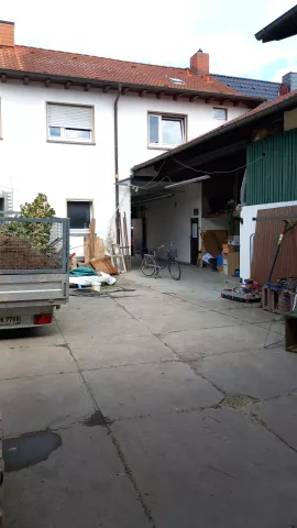 Innenhof, rechts im jetzigen grünen Anbau wird die Außentreppe mit dem Fahrstuhl entstehen.