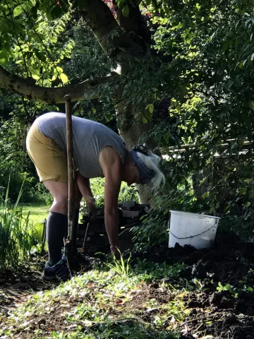 Beim Arbeiten im Garten, kleines Gemüsebeet