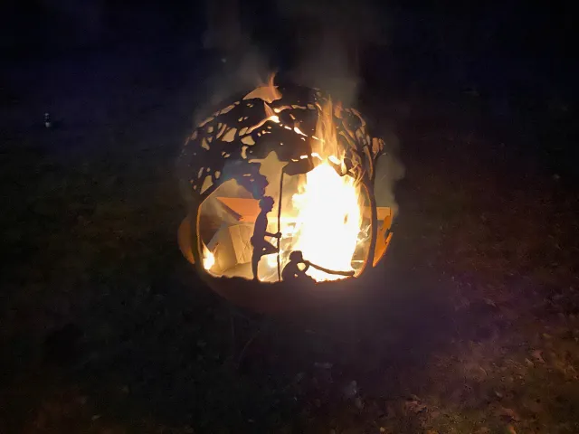 Wir sitzen gerne am Lagerfeuer oder an der Feuerkugel