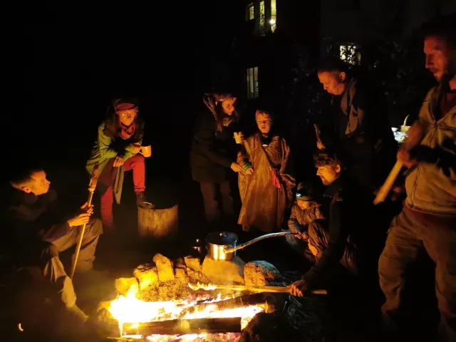 Lagerfeuer gemeinsam mit Freunden