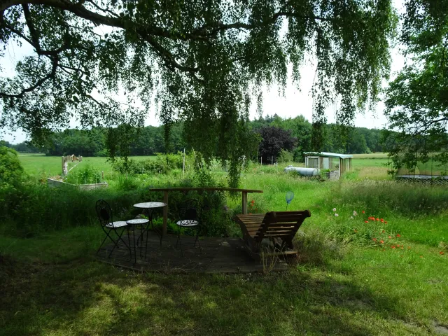 Blick aus dem Obstgarten auf unseren Gemüsegarten und umliegende Felder