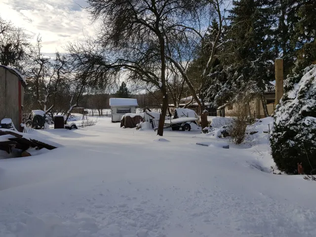 Blick vom Haupthaus nach Süden (mit Gästewohnwagen)