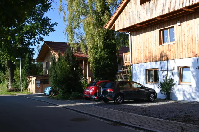 Ansicht der Häuser von der Straße aus, Parkplätze, Radschuppen