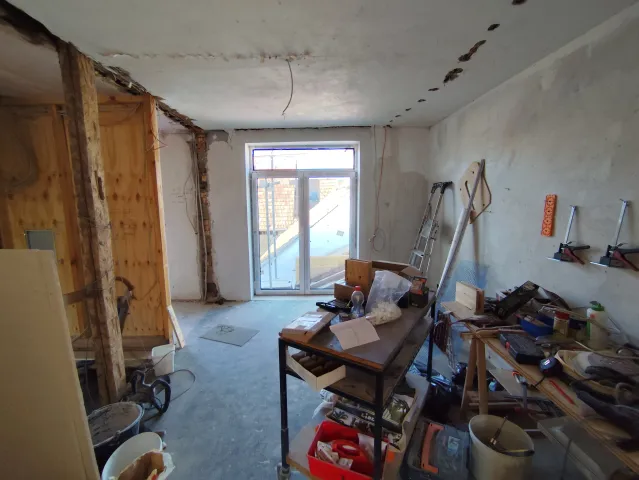 Das Wohnzimmer/Küche in der Wohnung 4 mit dem neuen Fenster zum Hof.
