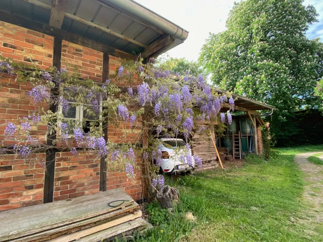 Scheune mit Carport im Innenhof
