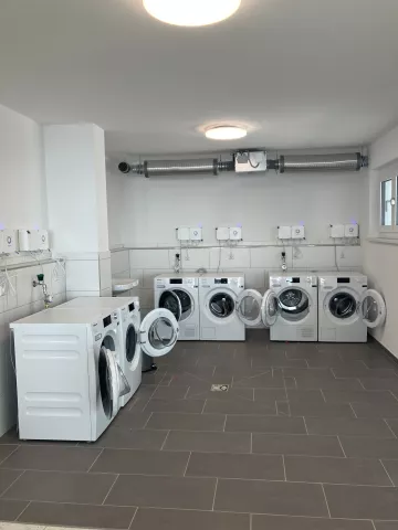 Waschsalon mit Waschmaschinen und Trocknern