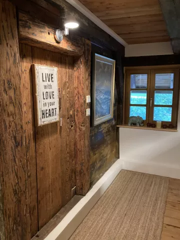 Flur im 1. OG zur Treppe ins DG