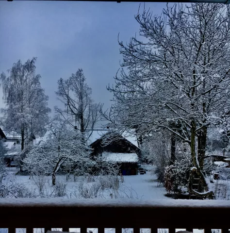 Haus auf dem Gelände im Winter